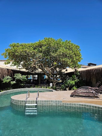 Outdoor pool, pool loungers. Pousada Sempre Graciosa