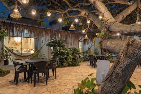 Una piscina al aire libre, sillones reclinables de piscina