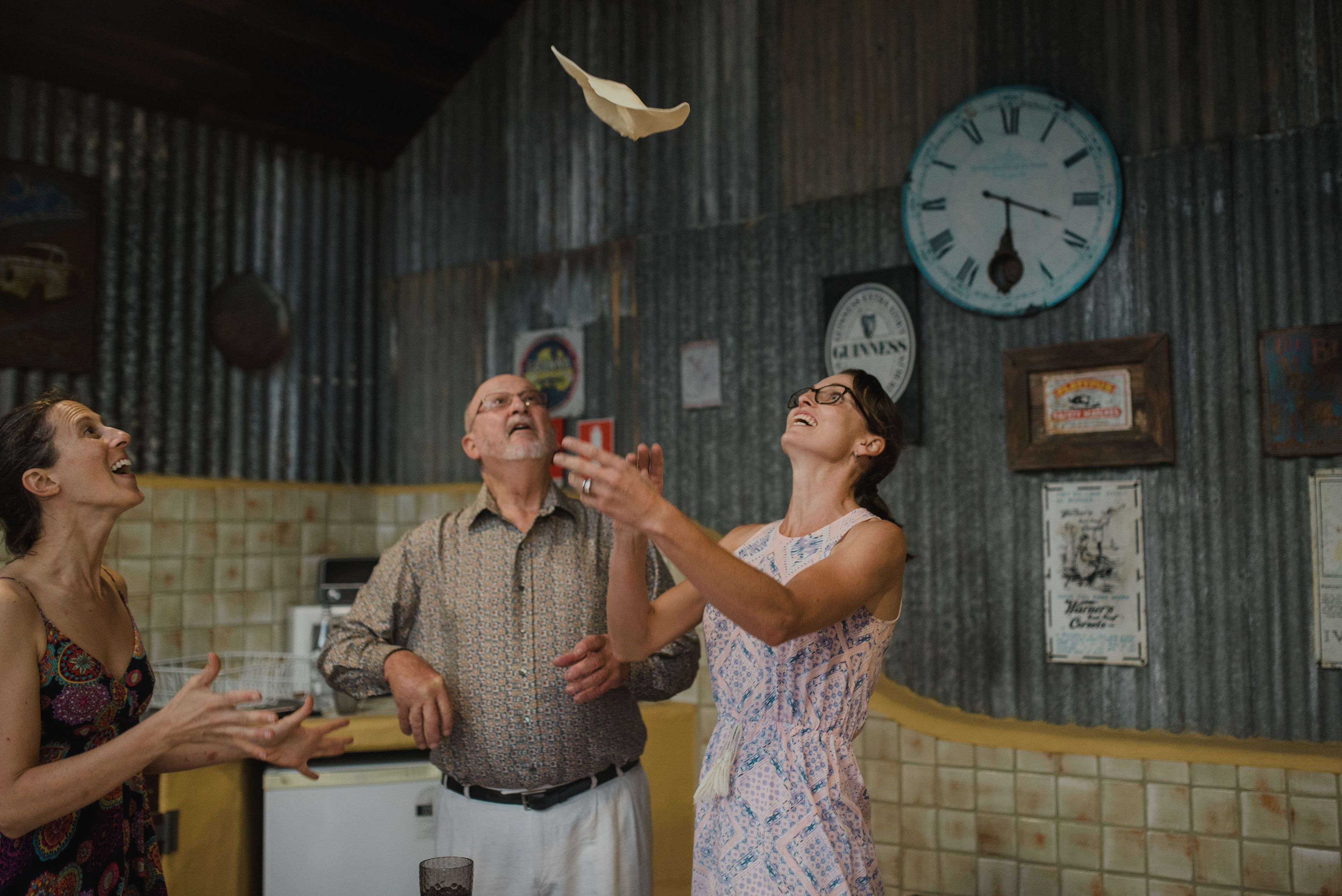Un interior rústico con un reloj grande, paredes de azulejos y decoración vintage.
