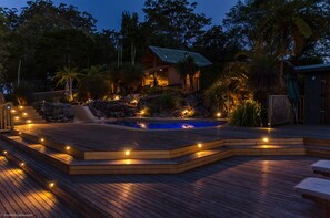 Una piscina al aire libre, sombrillas, tumbonas