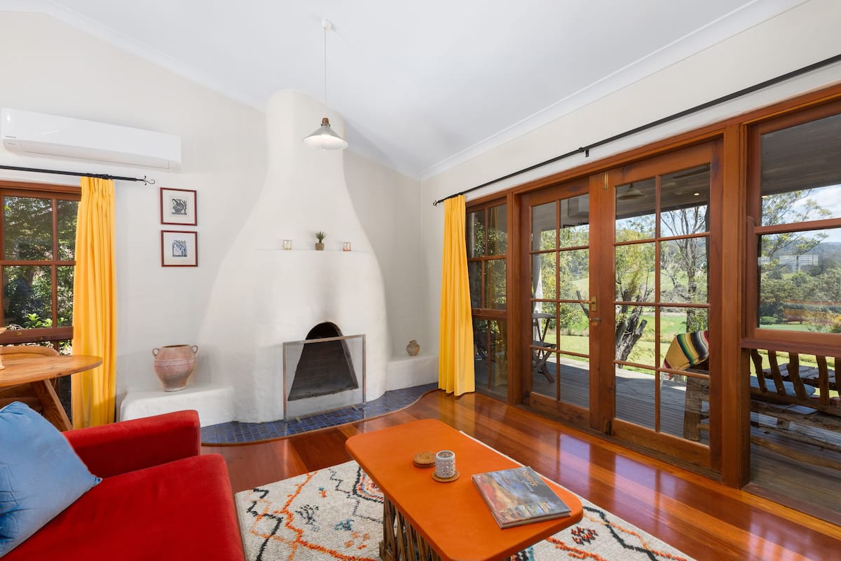 Cottage (1BR Santa Fe ) | Coin séjour | Télévision à écran plat, cheminée