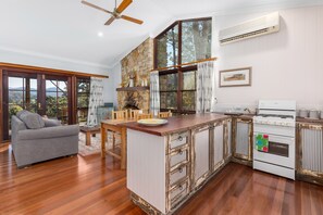 1BR High Country Cottage  | Private kitchen | Fridge, microwave, oven, stovetop