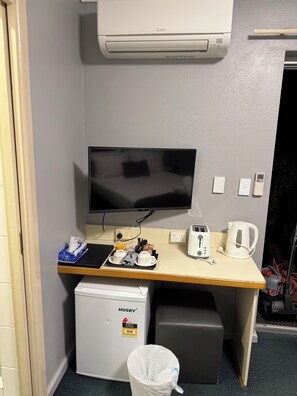 Deluxe Room, 1 Queen Bed | Desk, free WiFi, bed sheets - Crest Motor Inn (Queanbeyan)