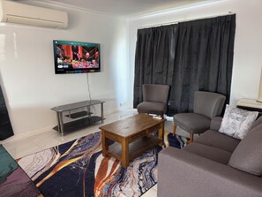 Skrivebord, wi-fi (inkludert) og sengetøy