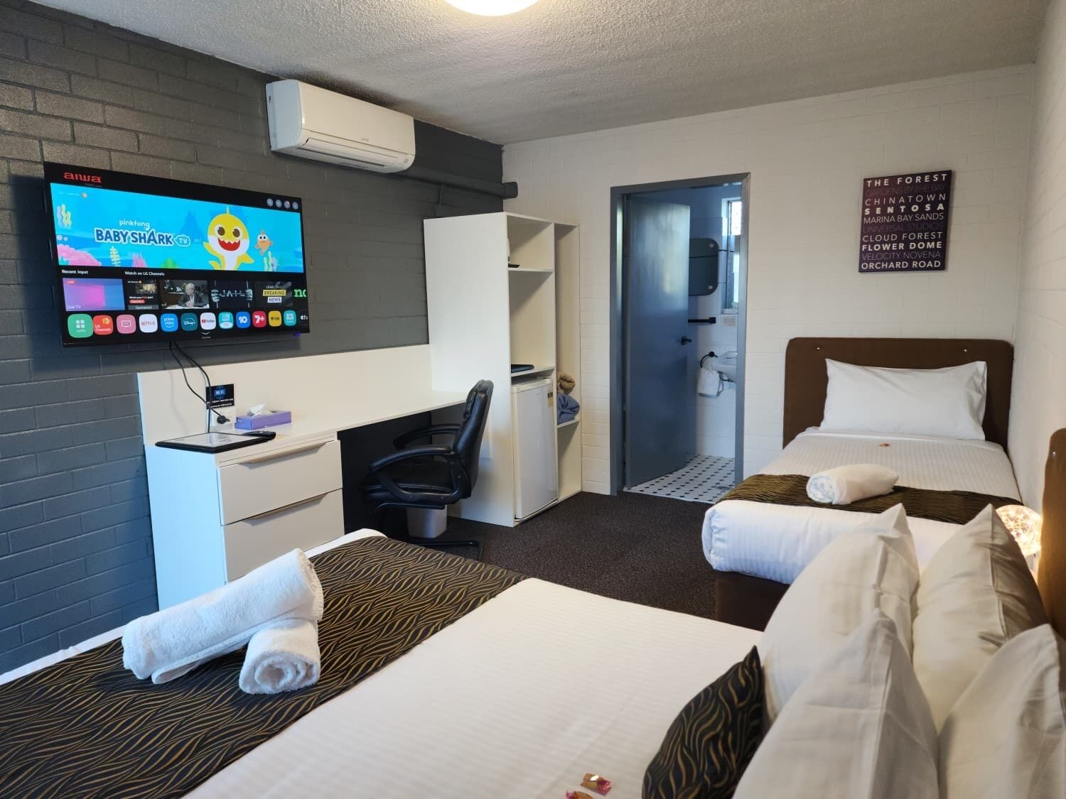 Een bureau, gratis wifi, beddengoed