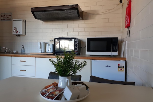 Refrigerador, cafetera y tetera y tetera eléctrica