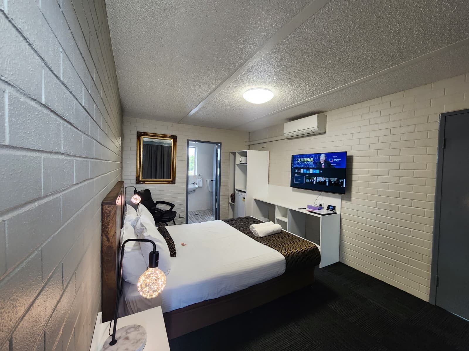 Een bureau, gratis wifi, beddengoed