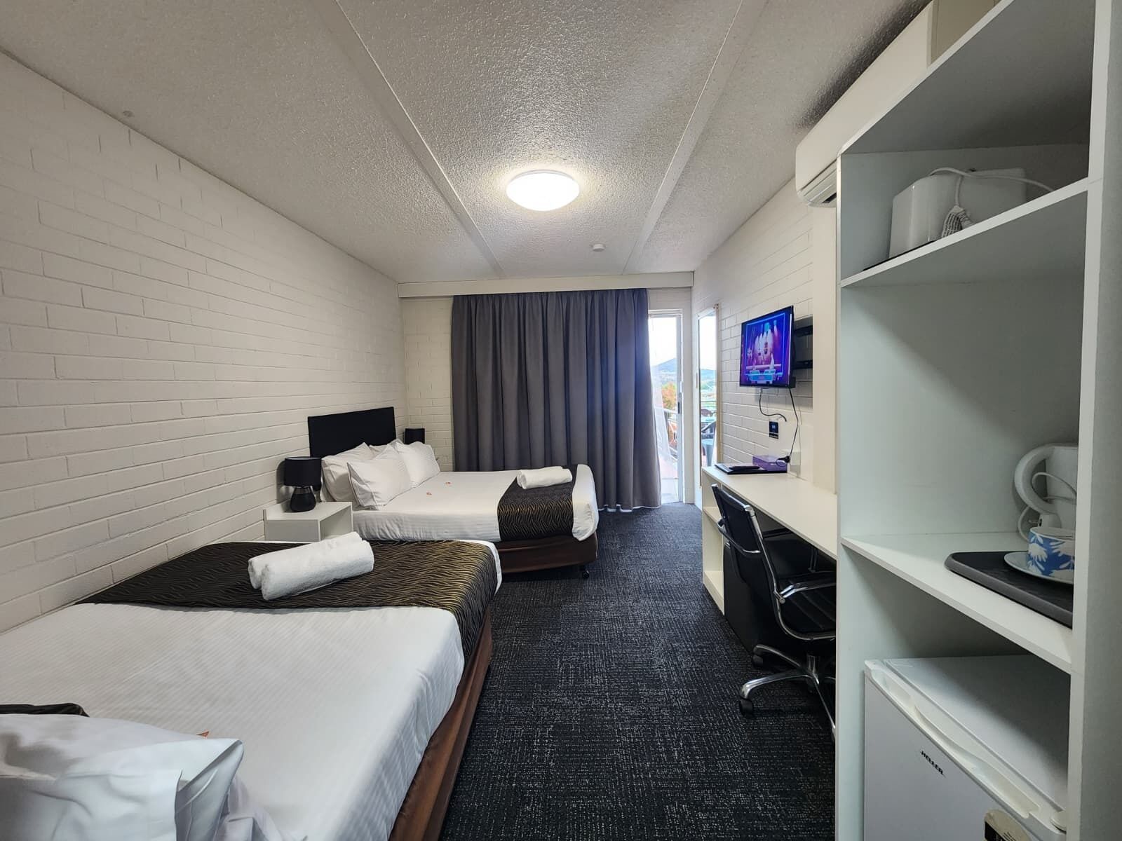 Eenvoudige kamer, 2 tweepersoonsbedden | Een bureau, gratis wifi, beddengoed