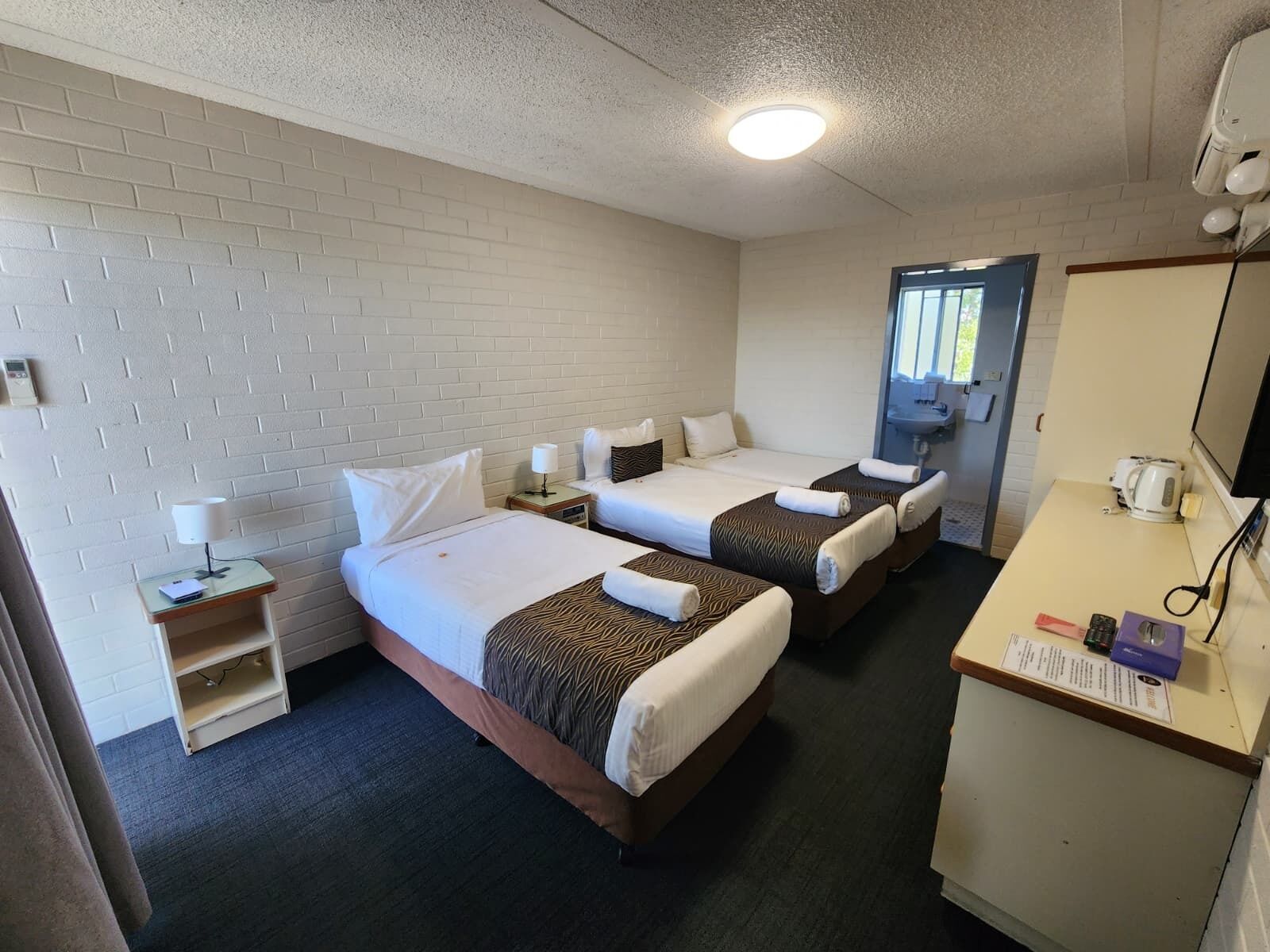 Kolmen hengen perushuone | Työpöytä, ilmainen Wi-Fi, vuodevaatteet