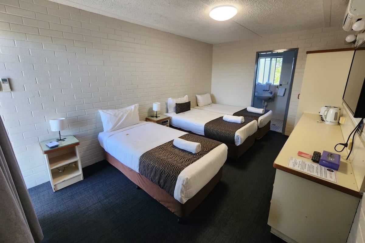 Basic Triple Room | Desk, free WiFi, bed sheets