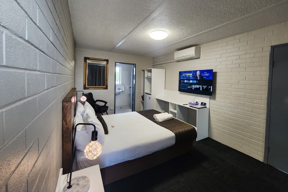 Deluxe Double Room | Desk, free WiFi, bed sheets