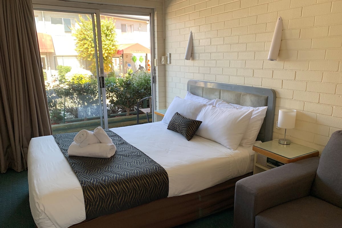 Desk, free WiFi, bed sheets