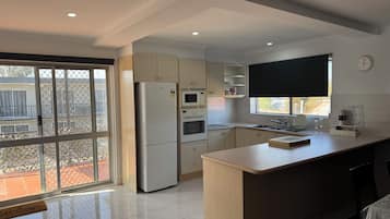 Apartamento básico | Escritorio, wifi gratis, ropa de cama