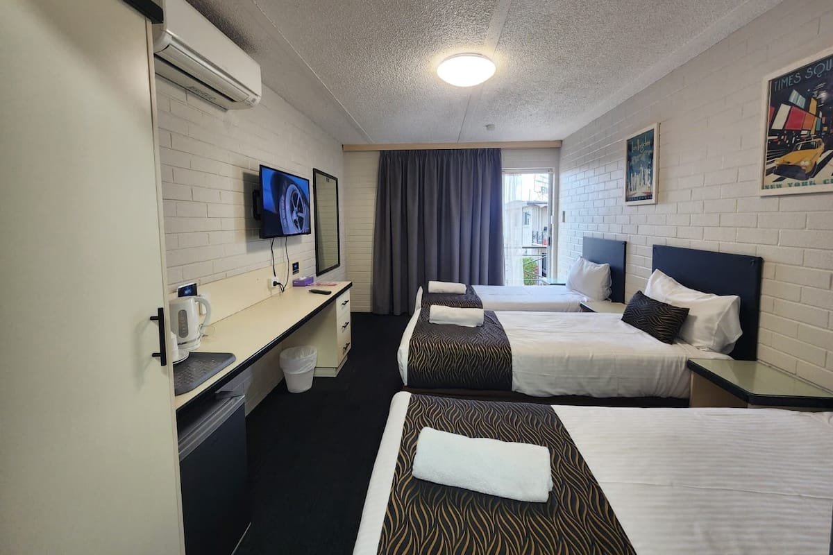 Basic Triple Room | Desk, free WiFi, bed sheets