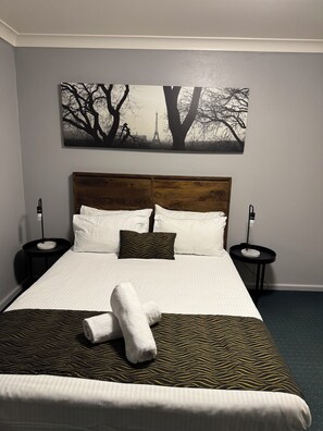 Deluxe Room, 1 Queen Bed | Desk, free WiFi, bed sheets - Crest Motor Inn (Queanbeyan)
