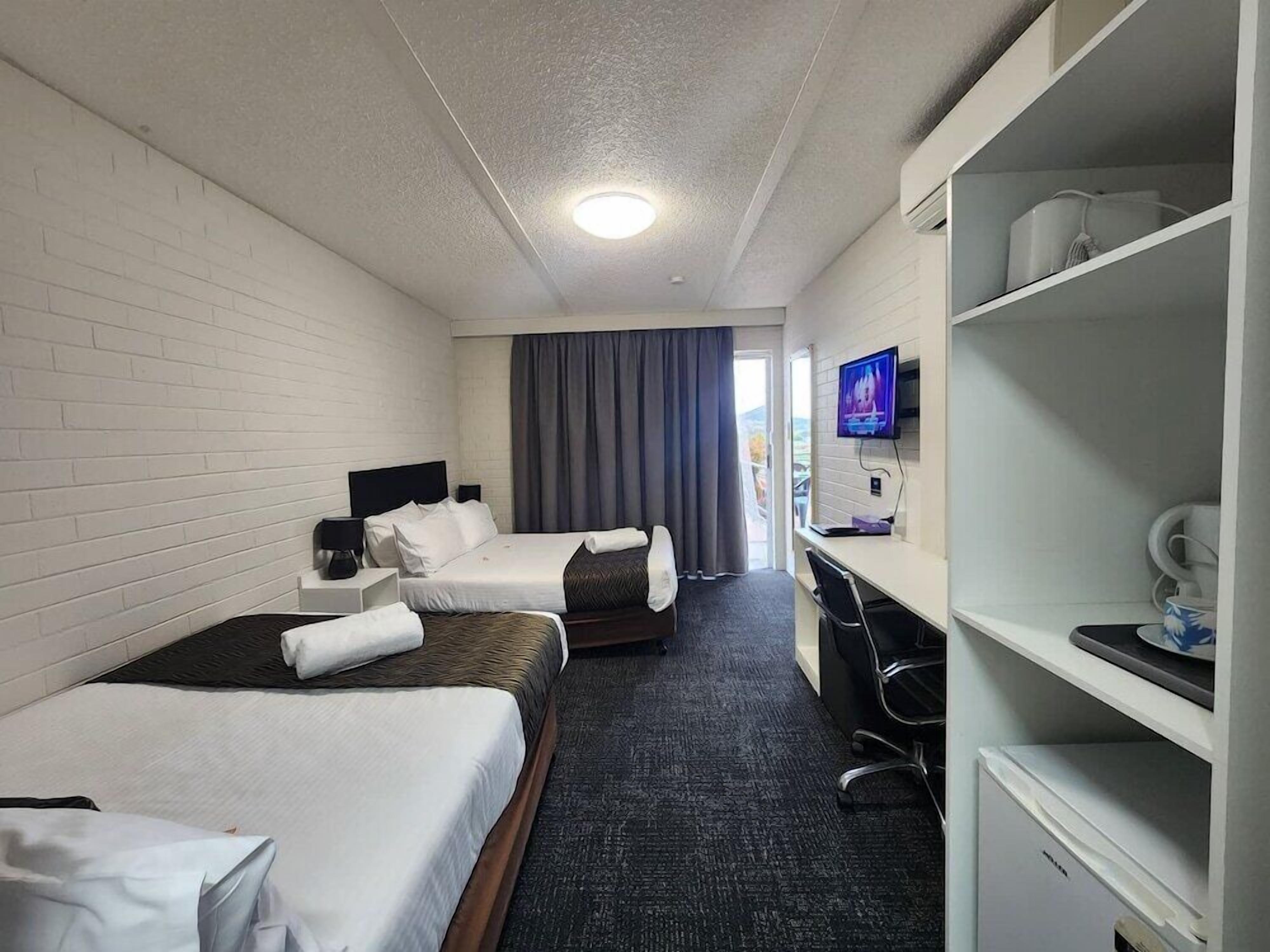 Een bureau, gratis wifi, beddengoed