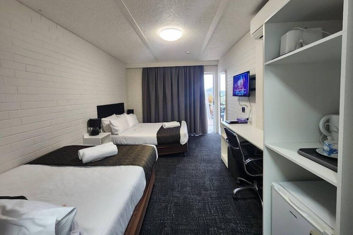 Escritorio, wifi gratis y ropa de cama 