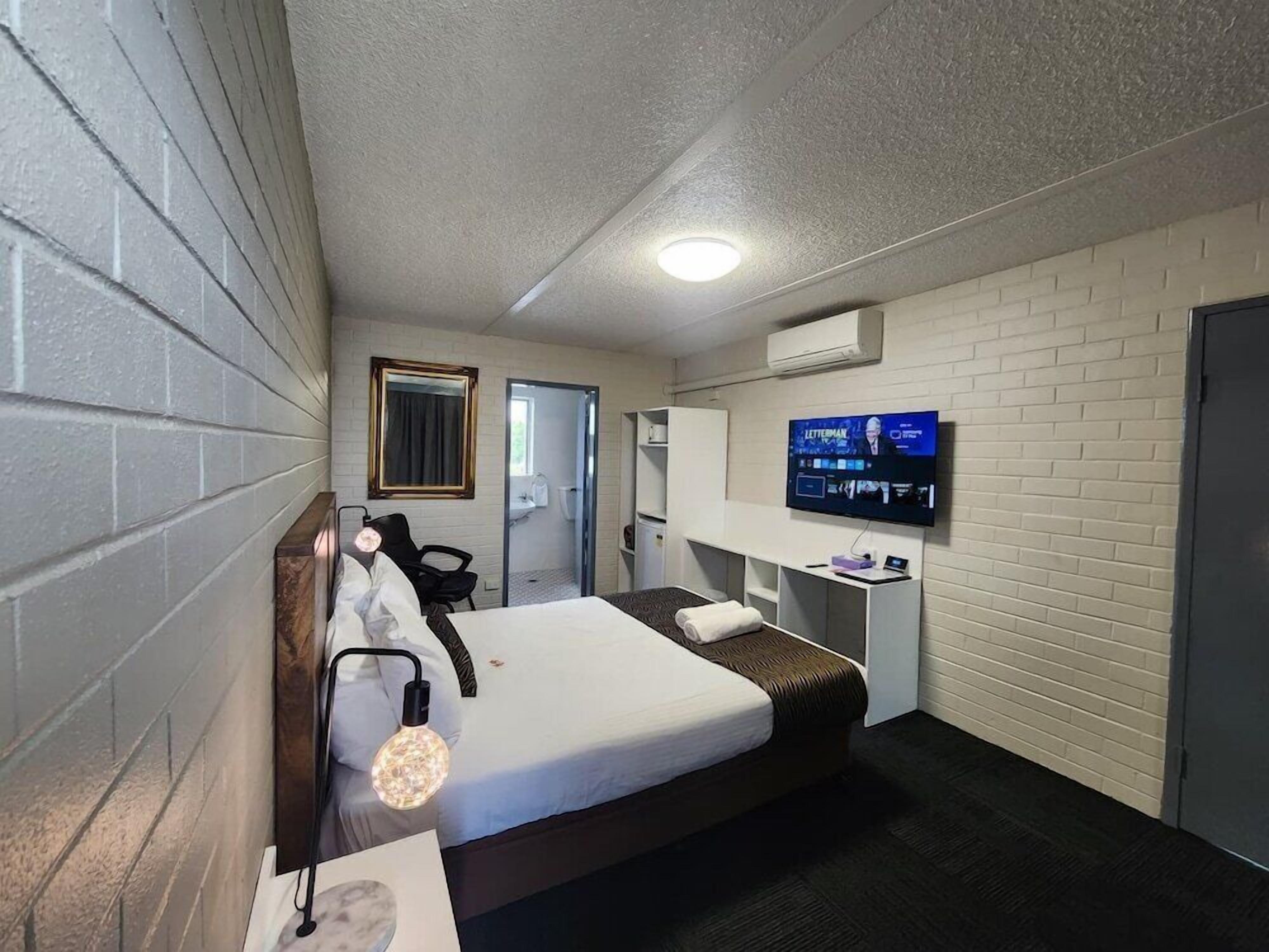 Een bureau, gratis wifi, beddengoed