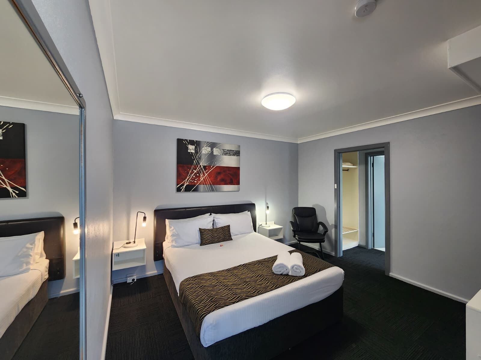 Deluxe-huone, 1 keskisuuri parisänky | Työpöytä, ilmainen Wi-Fi, vuodevaatteet