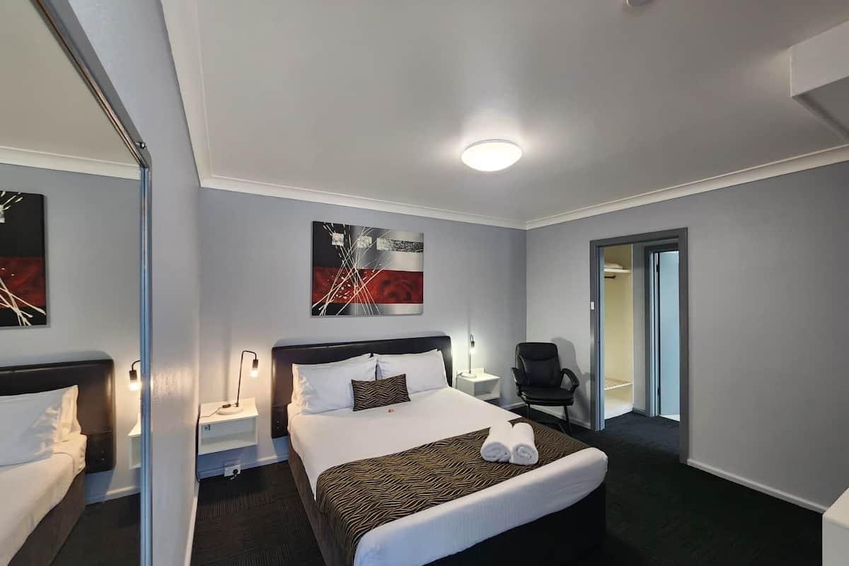 Deluxe Room, 1 Queen Bed | Desk, free WiFi, bed sheets