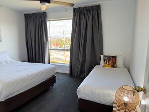 Basic Apartment - Crest Motor Inn (Queanbeyan)