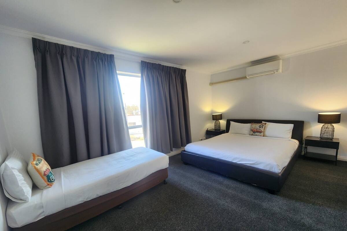 Escritorio, wifi gratis y ropa de cama 
