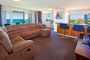 Penthouse, 4 Bedrooms | Living room