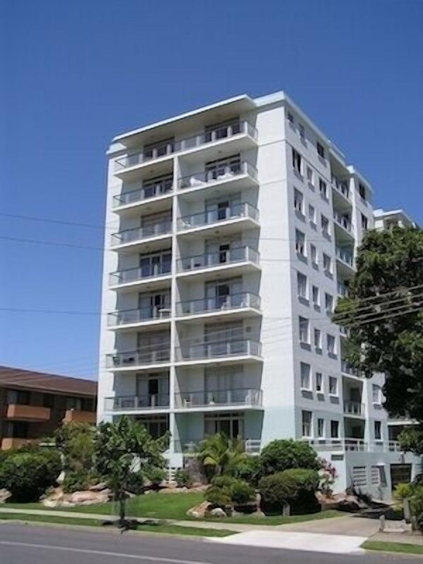 Un edificio de varios pisos con balcones, probablemente un hotel o complejo de apartamentos.