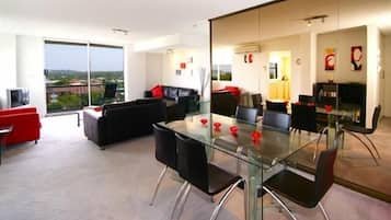 2 Bedroom Apartment 25 | In-room dining