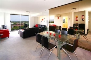 2 Bedroom Apartment 25 | In-room dining