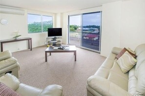 Apartamento, 2 habitaciones | Sala de estar | Una televisión LED, un reproductor de DVD