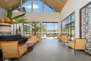 Lobby sitting area - Howard Johnson by Wyndham Phuket Naiyang (Sa Khu)