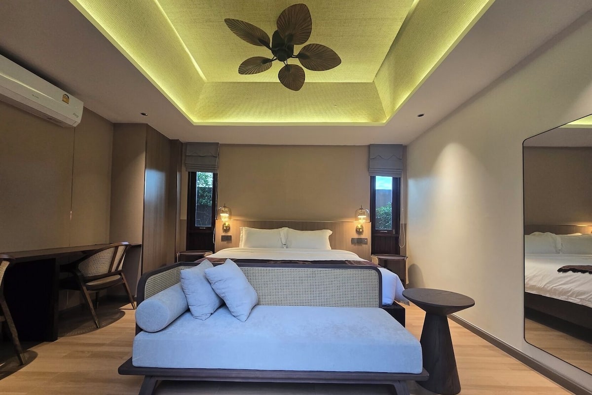 In-room safe, desk, soundproofing, free WiFi
