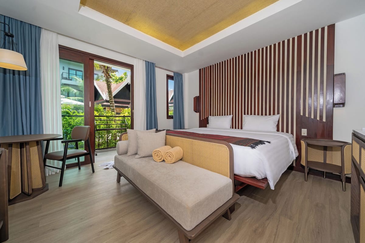 In-room safe, desk, soundproofing, free WiFi