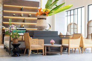Lobby sitting area - Howard Johnson by Wyndham Phuket Naiyang (Sa Khu)
