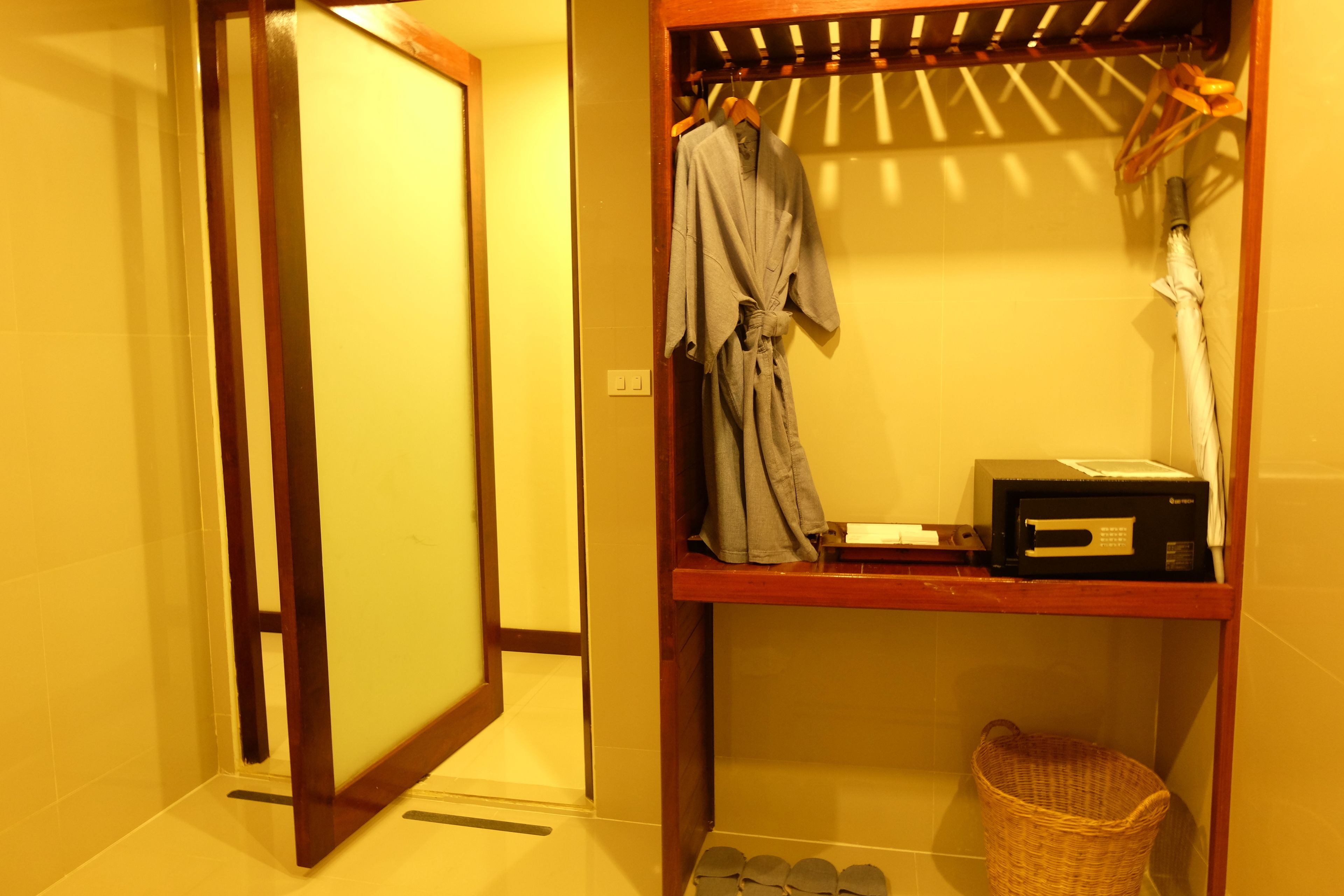 deluxe room, pool view | room amenity