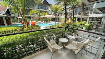 1 King Bed, Premier Pool View, Non-Smoking | In-room safe, desk, soundproofing, free WiFi
