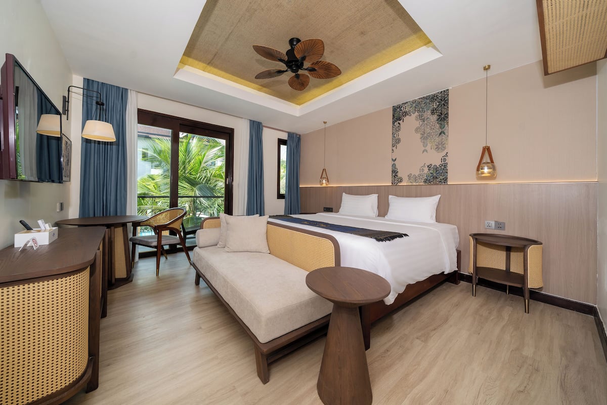 Deluxe Room, 1 King Bed, Non Smoking, Pool View | In-room safe, desk, free WiFi, bed sheets