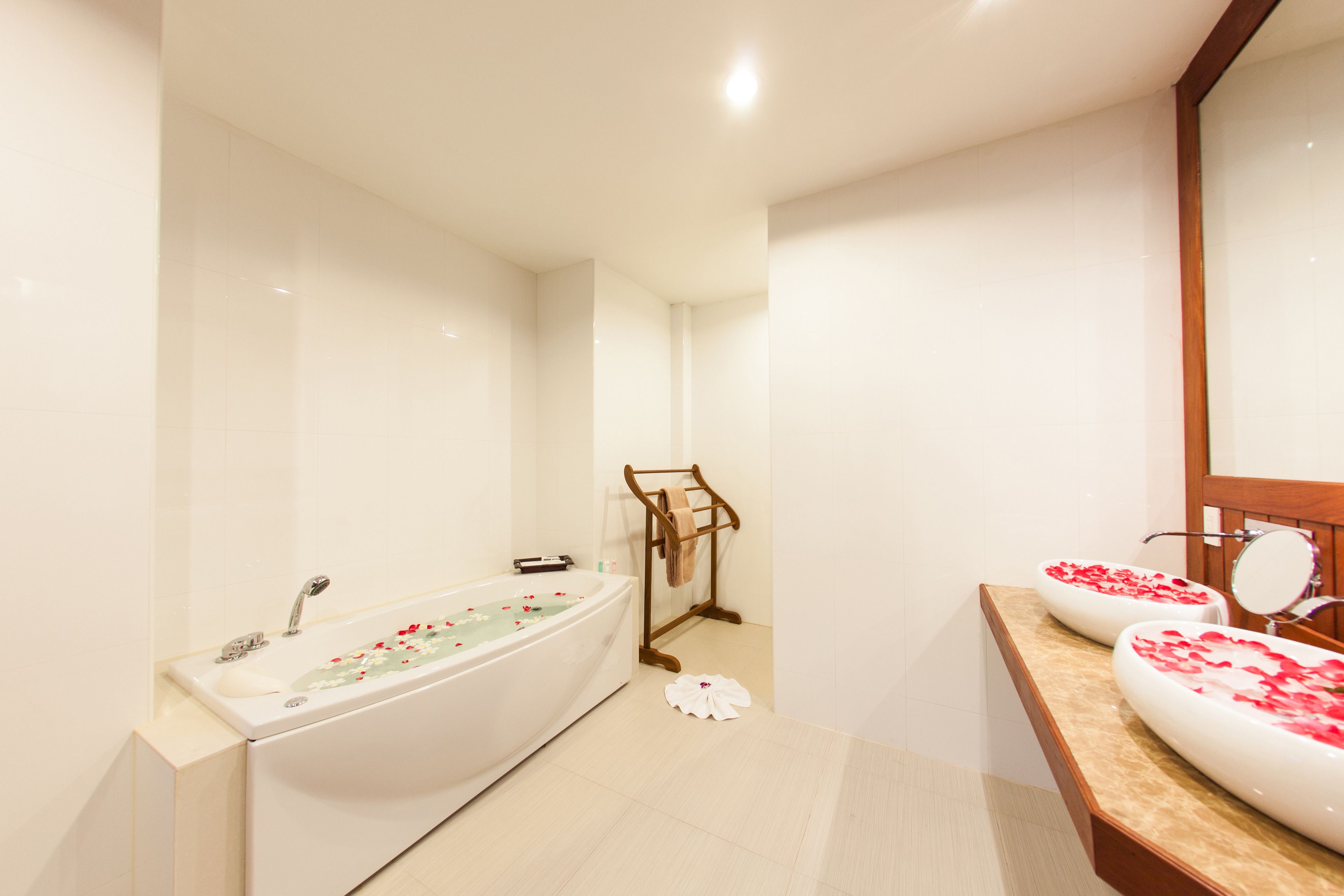 villa, private pool | bathroom | shower, rainfall showerhead, free toiletries, hair dryer