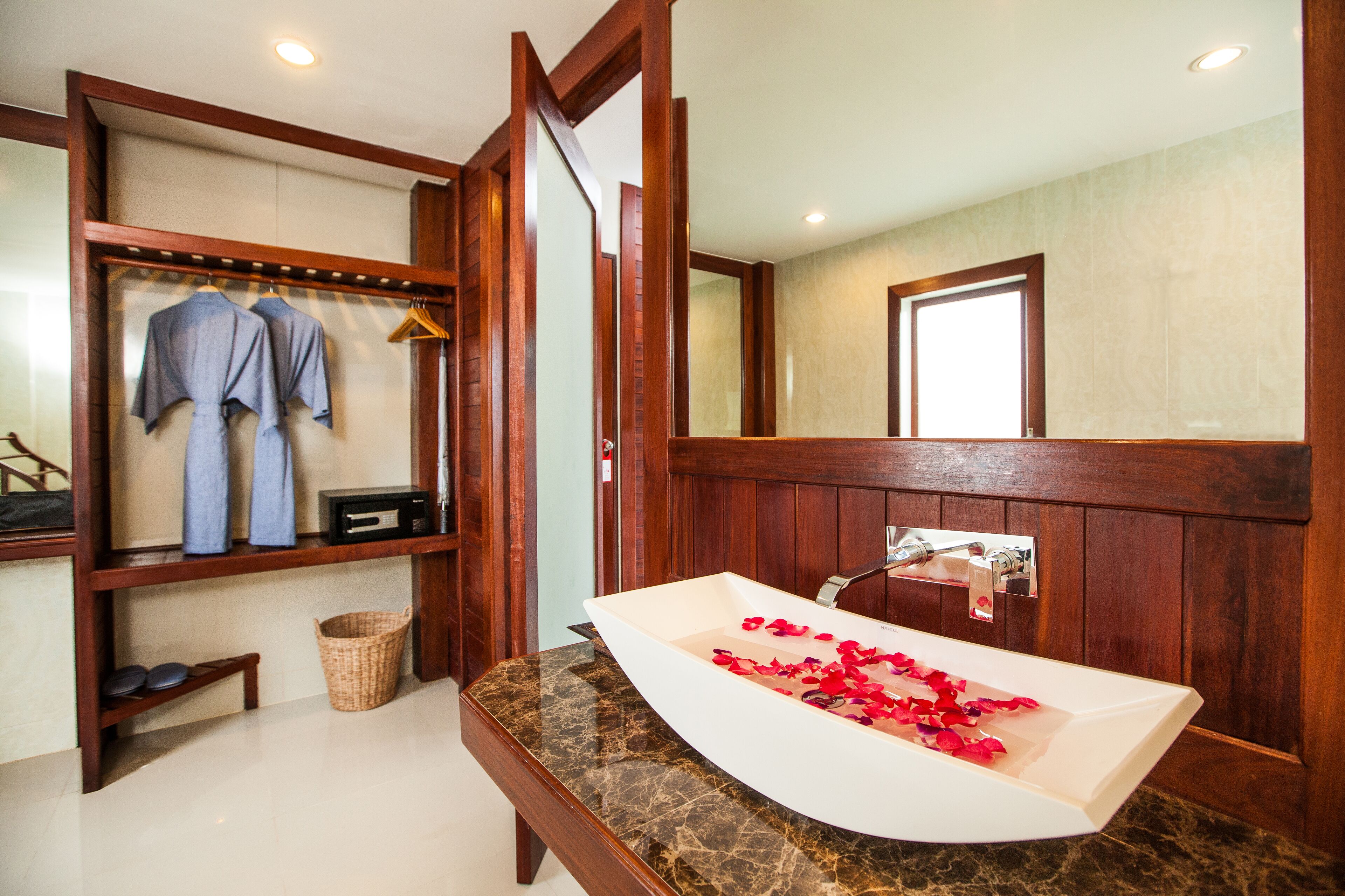 shower, rainfall showerhead, free toiletries, hair dryer