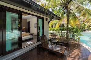 Villa, 1 King Bed, Non Smoking, Pool Access (Bathtub)