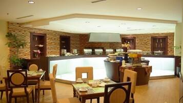 Serveert ontbijt, lunch, diner, Indonesische gerechten