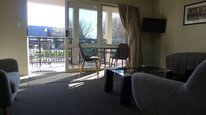 Standard Apartment, 1 Bedroom, Kitchenette, Courtyard View | Living area | 43-inch LCD TV with digital channels, Netflix, streaming services - Lugano Motor Lodge (Blenheim)
