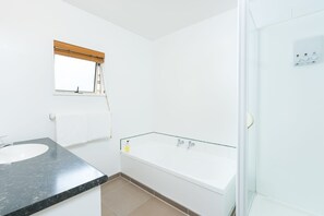 Ground Floor Two Bedroom Family Apartment | Bathroom - Lugano Motor Lodge (Blenheim)