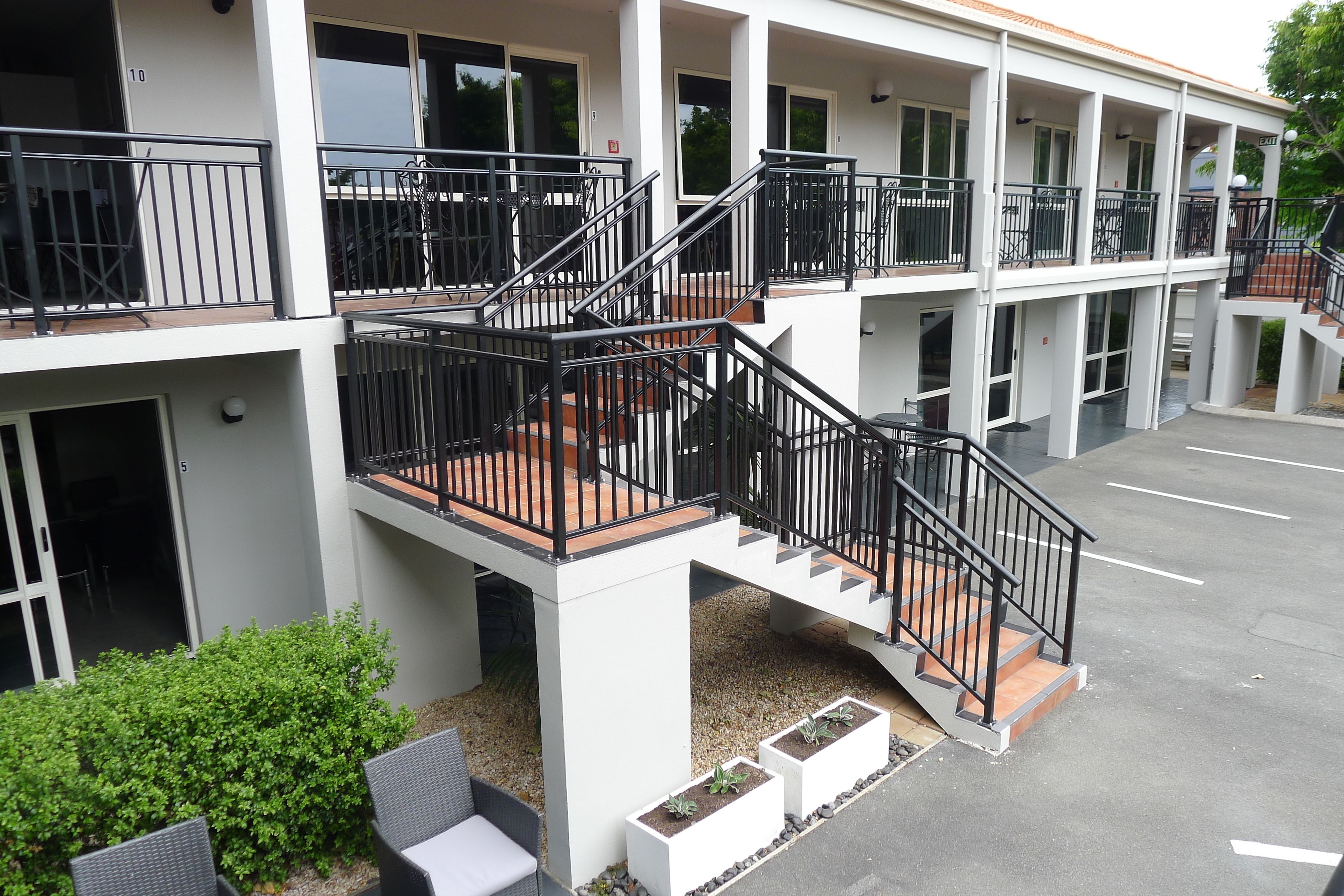 Ein mehrgeschossiges Hotel mit Außenbereich und einer Treppe.