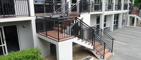 Ein mehrgeschossiges Hotel mit Außenbereich und einer Treppe.