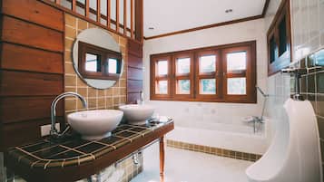 Superior Double Room | Bathroom | Shower, free toiletries, hair dryer, slippers