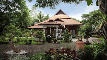 Ruang uap, hidroterapi, aromaterapi, body wrap, dan body scrub