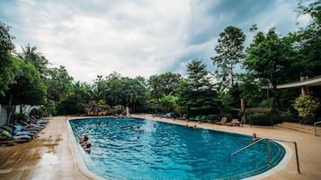 Kolam renang indoor dan kolam renang outdoor
