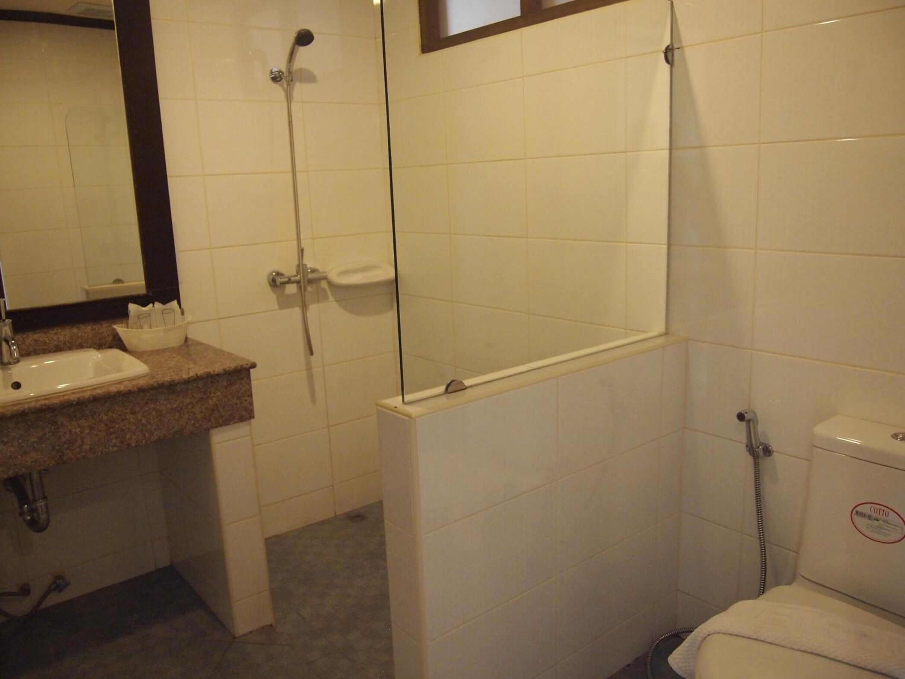 shower, free toiletries, towels